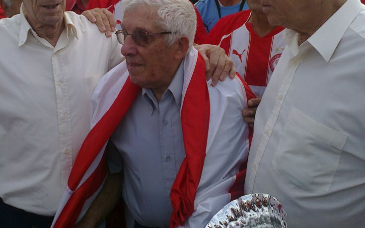 Εφυγε ο παλαίμαχος ποδοσφαιριστής του Ολυμπιακού Θανάσης Μπέμπης